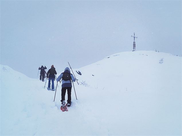 Personnes arrivant en Col d'Arves en raquettes - OT Saint Jean d'Arves - Les Sybelles