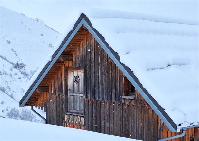 Chalet enneigé sur le chemin de la boucle des Buffettes - OT Saint Jean d'Arves - Les Sybelles