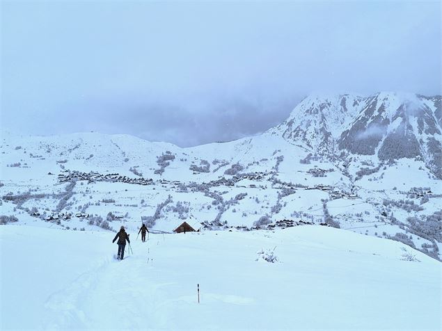 Randonneurs en raquettes sur la boucle des Bufettes - OT Saint Jean d'Arves - Les Sybelles