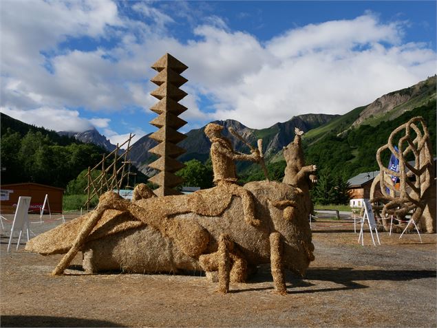 Sculptures de paille et foin au départ de la balade des verneys à pratier - Lucimage