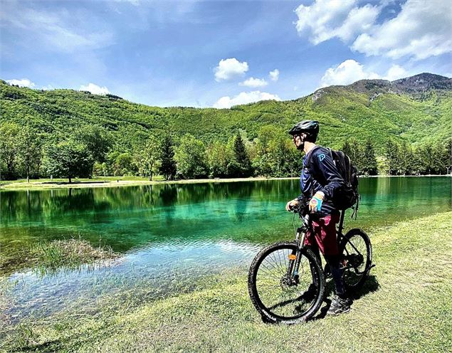 VAE au Plan d'eau de Marlens Val de Chaise - Office de Tourisme des Sources du Lac d'Annecy