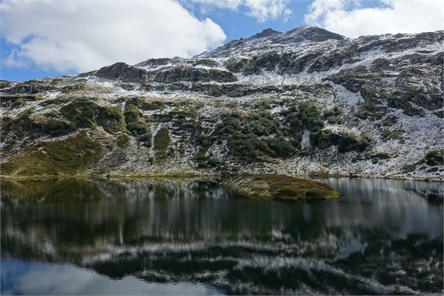 Pointe Noire de Pormenaz depuis le lac - photo sous licence Creative Commons https://creativecommons