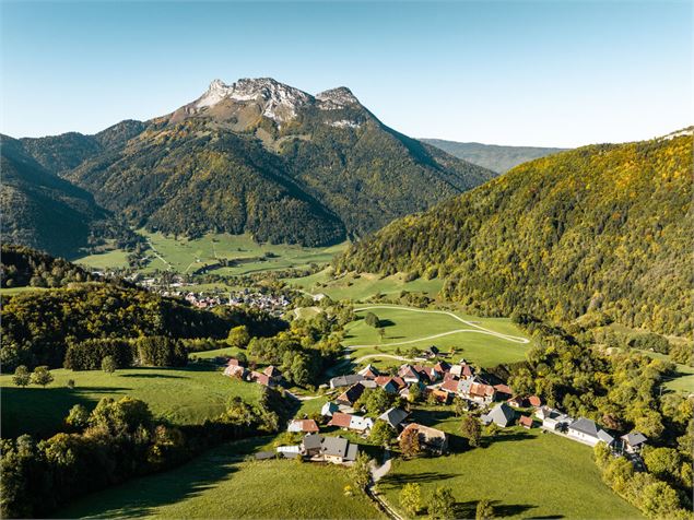 Bauges devant et Mont colombier - Christine Haas - Grand Chambery Alpes Tourisme