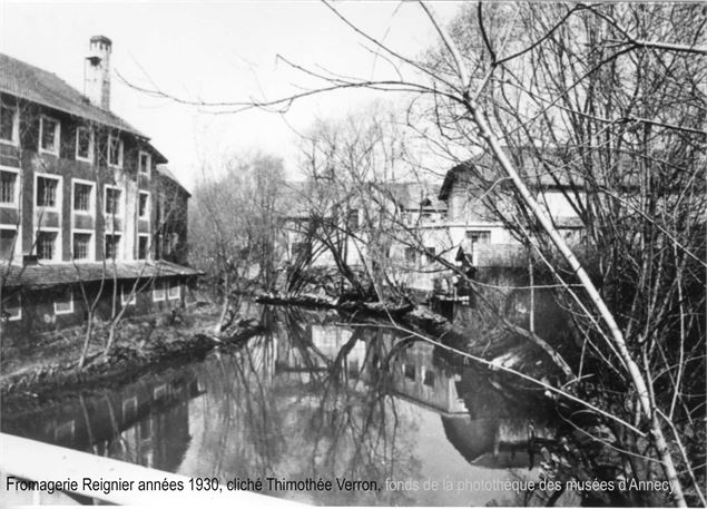 Fromagerie Reignier sur la gauche depuis le Pont Neuf - Archives municipales Annecy. 21 Fi 15