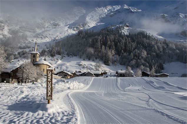 Domaine nordique avec vue sur le village - Nomad Photographie 2020