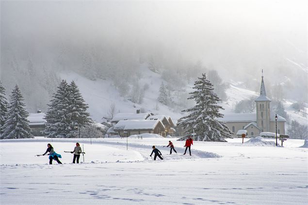 Groupe de skieurs avec vue sur l'Eglise - Nomad Photographie 2020