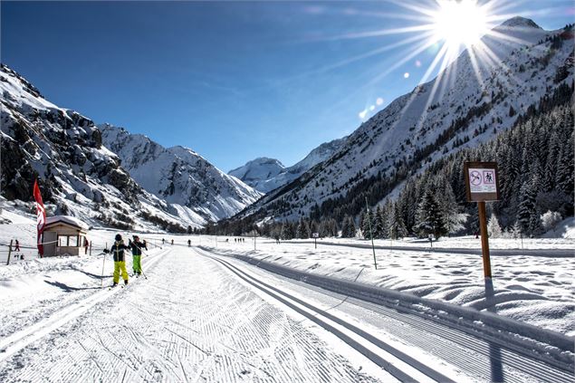 Enfants sur la piste jaune - Nomad Photographie 2020