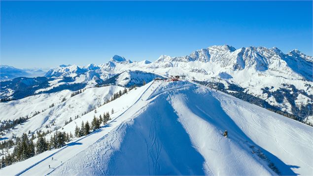 Vue aérienne du sommet du Torraz avec les Aravis en arrière-plan sur le Domaine de La Giettaz - Mj D