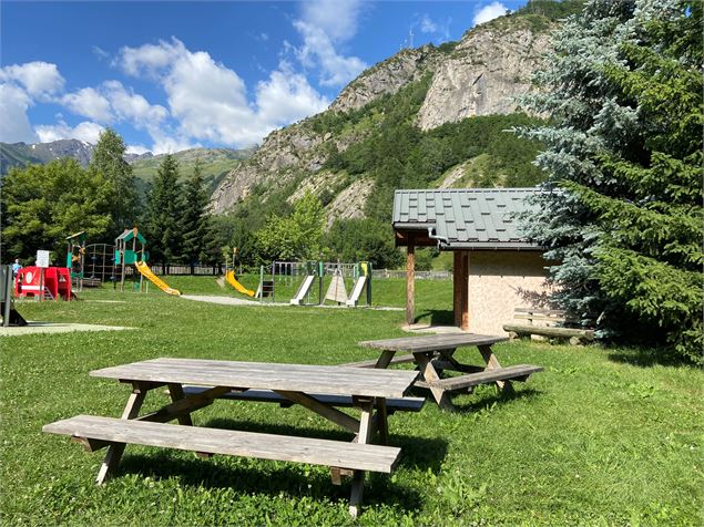 Tables de pique-nique de l'aire de jeux des plans - Alice Niquet / Valloire Tourisme