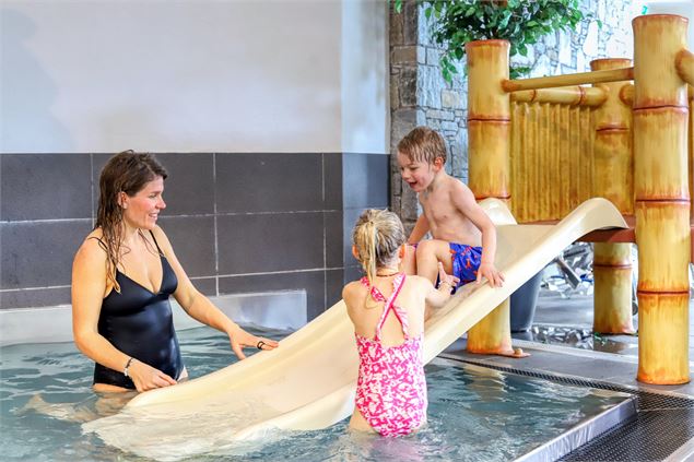 Pataugeoire avec toboggan pour les tout-petits - Bouilleur de photo-Anthony Pel