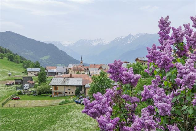 Vue du village et de l'église - ©Alpcat Médias Cœur de Tarentaise Tourisme