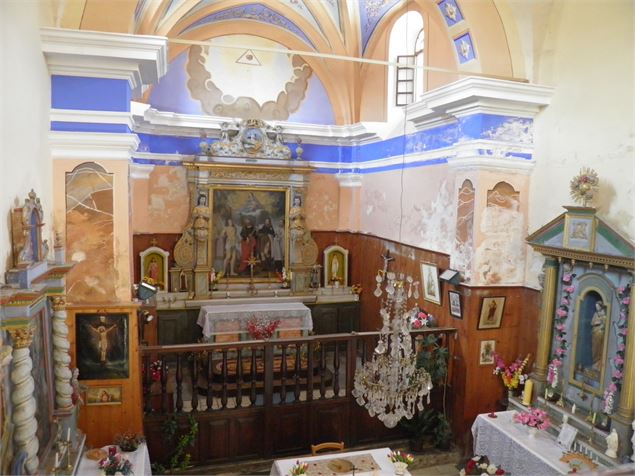 Intérieur de la chapelle avec ces 3 retables - RE - Fondation Facim