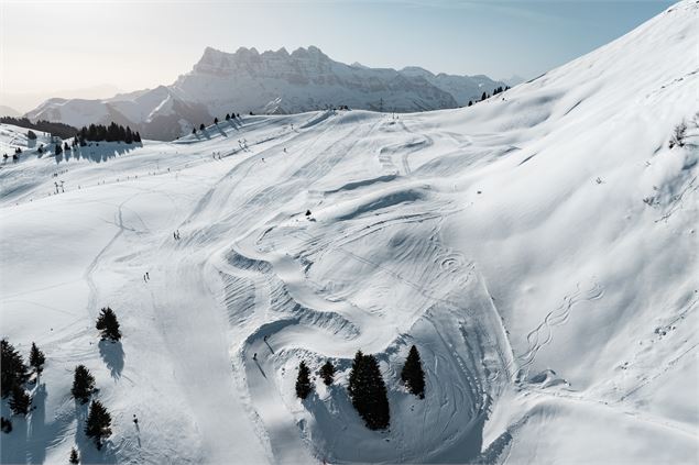 Vue d'ensemble sur le boarder ludique de Chalet Neuf à Châtel à proximité du téleski Chalet Neuf et 