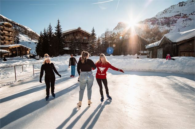 Groupe d'amis qui font du patin à glace à la patinoire de Val d'Isère - Yann ALLEGRE