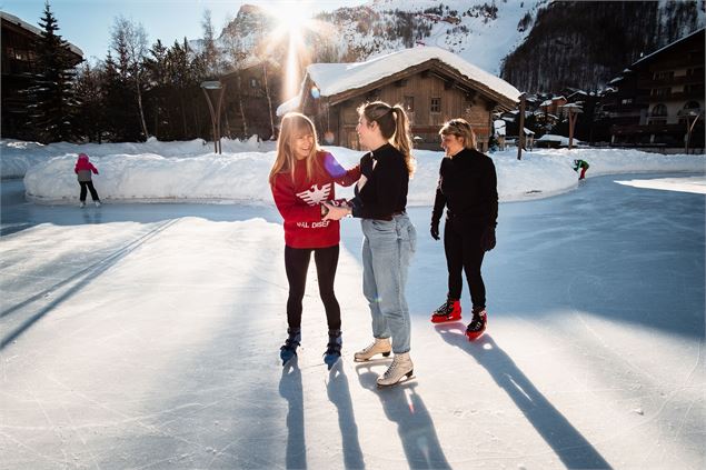 Groupe d'amis qui font du patin à glace à la patinoire de Val d'Isère - Yann ALLEGRE