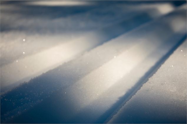 Traces de ski éclairées sur une piste de ski nordique ouverte en nocturne au Grand-Bornand - C. Hudr