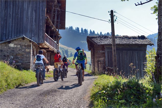 Route des Chalets - Office de Tourisme du Val d'Arly