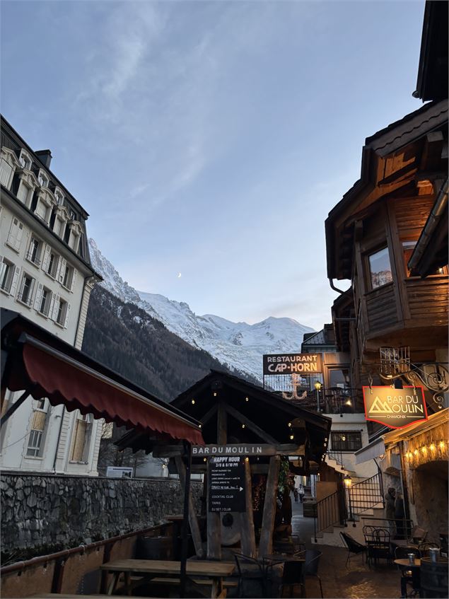 Nous avons une belle terrasse côté rivière avec la vue Mont Blanc.