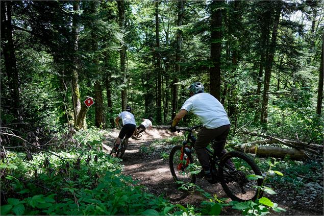 Vététiste sur piste de DH - ©ThomasBalliard