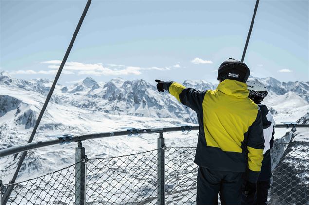 Regards sur les montagnes enneigées depuis la table d'orientation - Dylan Cuvelier