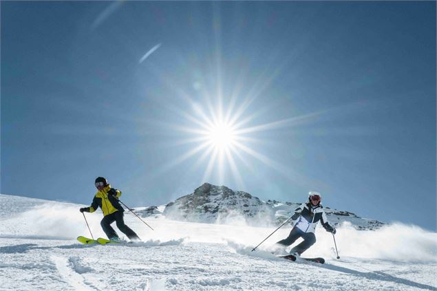 Skieurs sur les pistes ensoleillées de Val Cenis - Dylan Cuvelier