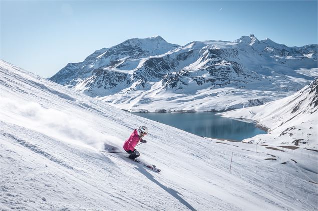 Le ski alpin à Val Cenis, avec vue sur le lac du Mont Cenis - Dylan Cuvelier