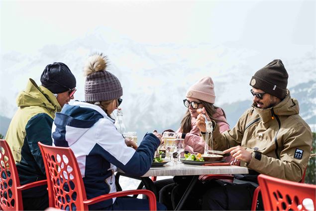 Pause repas entre amis au resto sur les pistes - Dylan Cuvelier