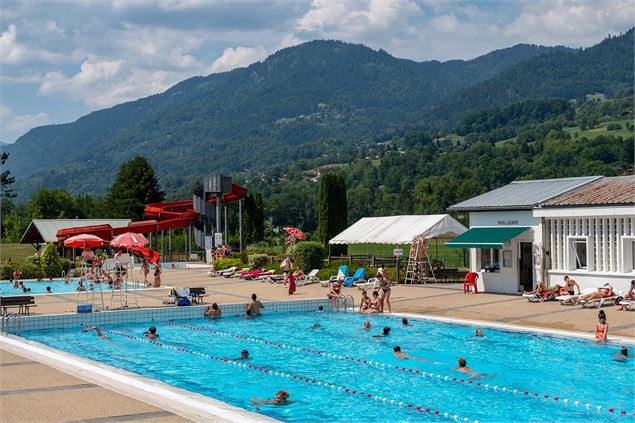 Piscine avec toboggan en plein air - OT Samoëns