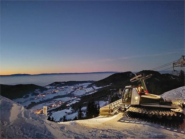 Vue hiver Dameuse de nuit au sommet des Crêtes avec vue sur Habère-Poche