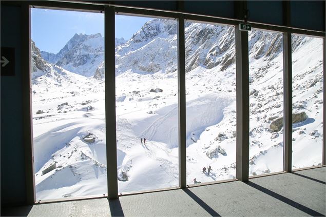 Vue sur la Mer de Glace depuis la vitre - OTVCMB_AJ