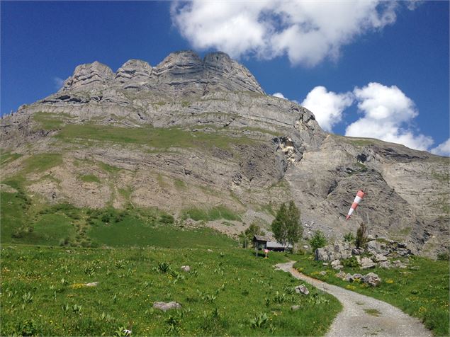 sentier pédestre : Tour des Aravis, face au Mont-Blanc (itinérance de 4 jours & 3 nuits )