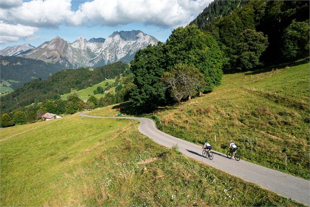 Cyclistes et paysage - Tristan Shu