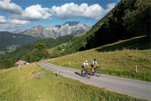 Cyclistes au col - Tristan Shu