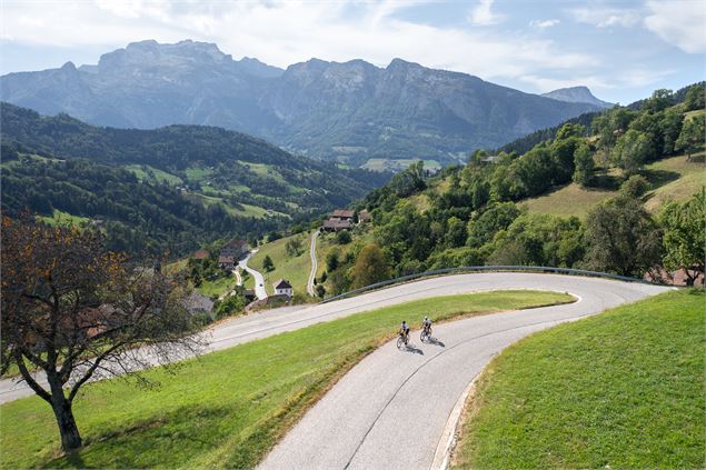 Cyclisme à Manigod, montée au Col de la Croix Fry - OT ThônesCoeur des Vallées