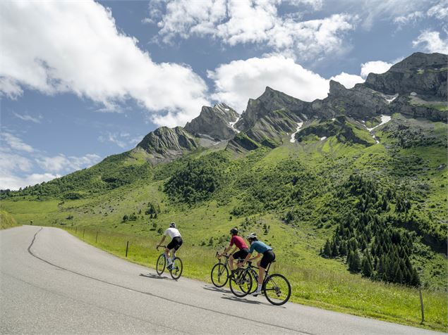 Montée Col des Aravis en vélo - OT ThônesCoeur des Vallées