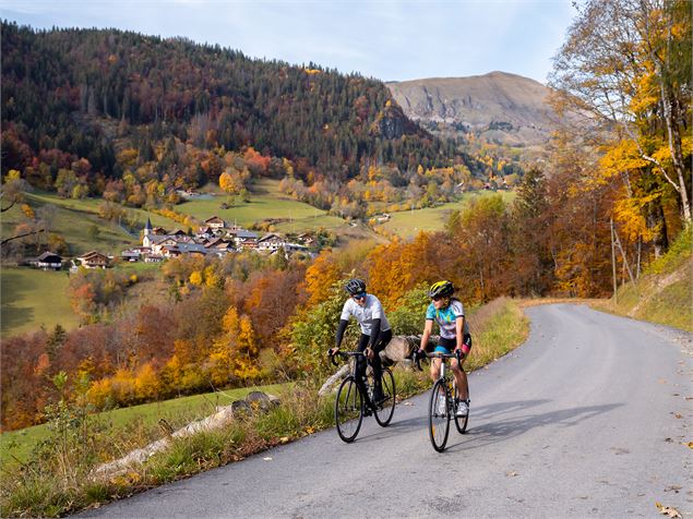 Cyclo de route sur la route du Col de l'Epine - Office de Tourisme Thônes Coeur des Vallées