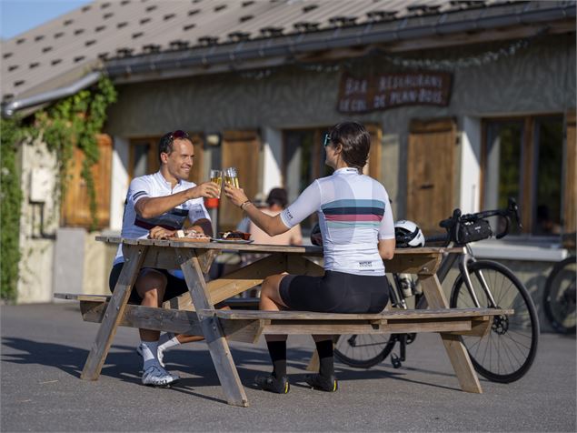 Pause détente rafraîchissante et gourmande à l'Auberge de Pplan Bois, située au col. - Tristan Shu -