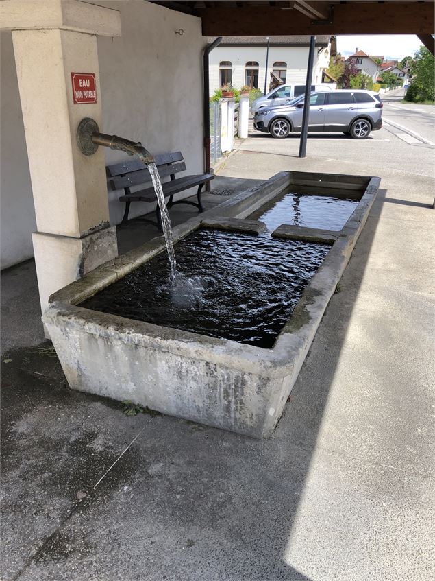 Fontaine à Grilly sur votre chemin - Jules Guerle