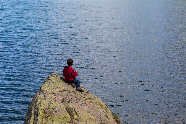 Enfant qui pêche sur un lac - © OT Saint Sorlin d'Arves - V Bellot-Mauroz