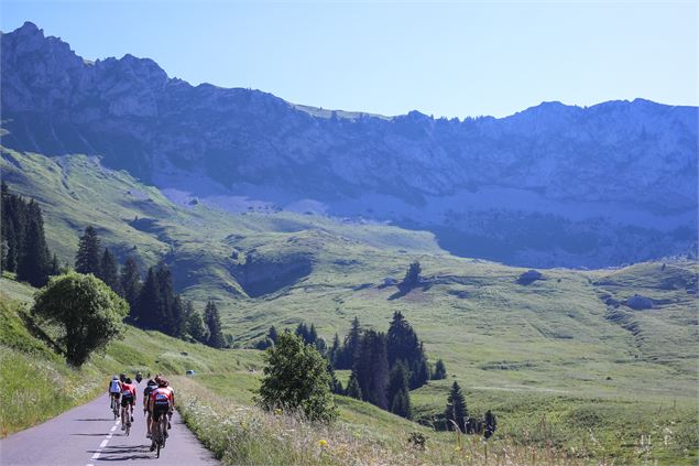 Montée Les Carroz au Col de Pierre Carrée