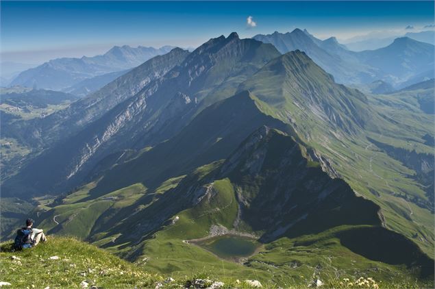 Vue sur le lac depuis le Mont Charvin - Aravis Nature