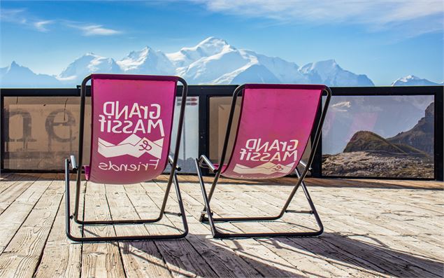 Chaises longues avec vue sur le mont Blanc - OT Flaine-Candice Genard