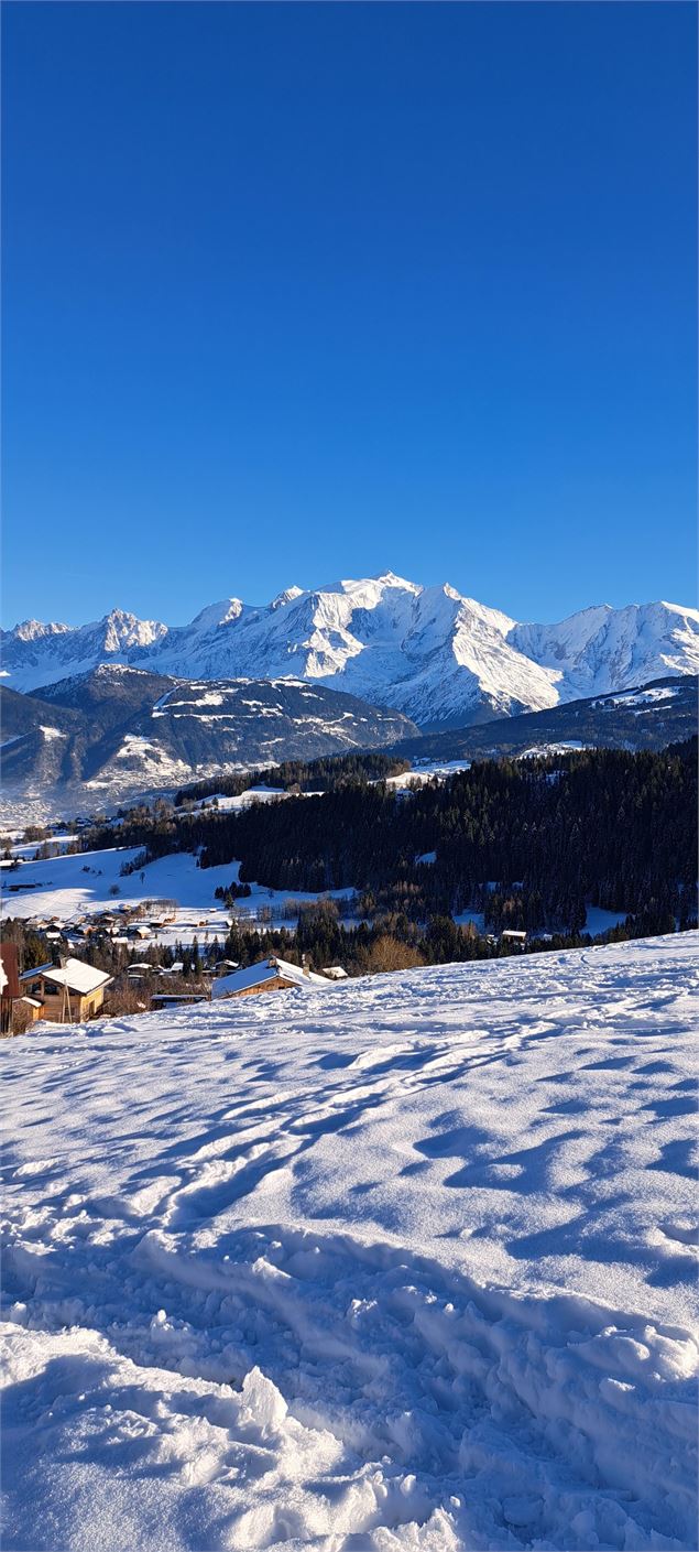 Descente de la boucle du Dandry face au Mont-Blanc - © Cordon Tourisme